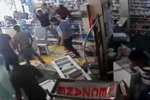 Eczanede Suriyeli dehşeti! Parke taşlarıyla saldırdılar