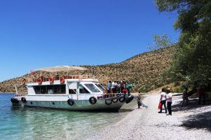 Van Gölü'nün cennet koyları ziyaretçilerini bekliyor