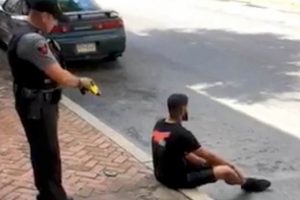 Dünya bunu konuşuyor! Kaldırımda oturan adamı vurdu