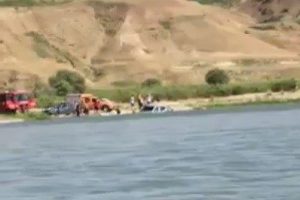 Çay suyu yükseldi, 4 araç mahsur kaldı