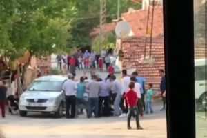Araçtan indirip tekme tokat dövdüler