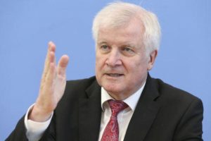 Almanya İçişleri Bakanı Seehofer istifa etti