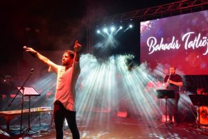 'Uluslararası Cumalıkızık Ahududu Festivali'nde Bahadır Tatlıöz sahne aldı
