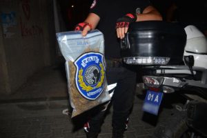 Yolda 1 kilogram esrar bulundu