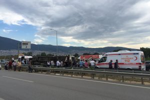 Bursa'da otobanda yan yatan kamyonda can pazarı