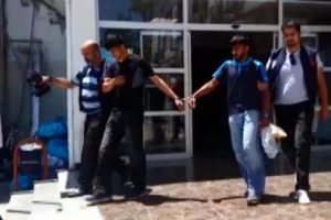 Elinden telefonu kapıp kaçtılar
