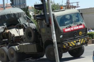 Kilis'in Suriye sınırına zırhlı araç sevkiyatı