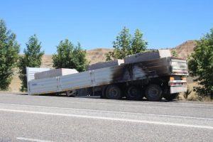 Mermer yüklü TIR'ın dorsesinde yangın