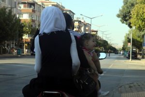 Motosiklet üzerinde tehlikeli yolculuk