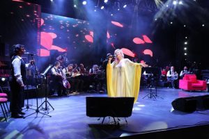 Bursa'da Emel Sayın ve Emre Altuğ rüzgarı esti