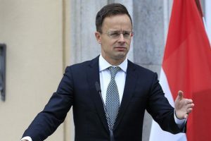 Macaristan'dan Karadağ'a sığınmacılarla mücadele için dikenli tel örgü
