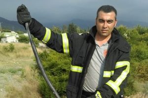 Eve giren yılanı itfaiye ekipleri yakaladı
