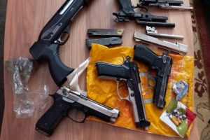 Bursa'da polis memurları kaçak silah ticaretinden gözaltına alındı