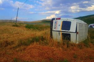 Lastiği patlayan minibüs takla attı