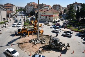 Bursa İnegöl'de belediye kavşağına kazma vuruldu
