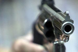 Silahlı saldırgan polise teslim oldu