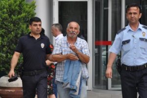 Bursa'da evden uzaklaştırıldı, eşinin yüzüne tuz ruhu attı