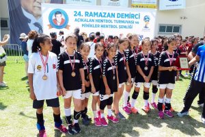 Bursa'da minik hentbolculardan Türkiye üçüncülüğü