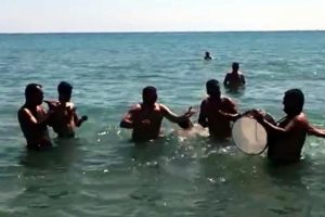 Tatilcilerin, davullu-zurnalı tatil keyfi