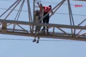 Maaşlarını alamayan işçiler vince çıktı