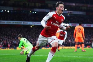 Arsenal 10'u 'Mesut' etti