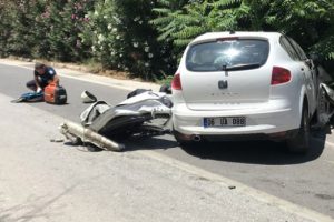 Trafik levhasına çarpan üniversite öğrencisi can verdi
