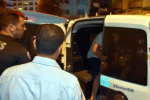 Çocuk parkında cebinde uyuşturucu haplarla yakalandı
