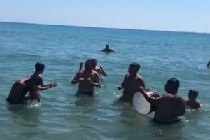 Denizde davul zurnalı eğlence