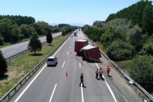TIR'ın altında kağıt gibi ezilen araçtan sağ çıktılar