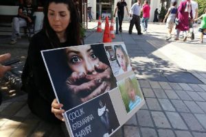 Çocuk istismarına karşı tek kişilik eylem yaptı