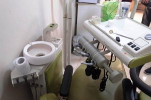 Merdiven altı muayenehaneye operasyon: 3 gözaltı