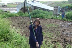 Karslı Nuriye Nine, gençlere taş çıkartıyor
