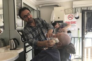 Bursa'nın berber muhtarı iş başında