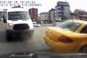 Taksi ve minibüsün çarpışma anı kamerada