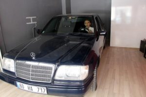 Ağabey yadigârı otomobili dükkanında saklıyor