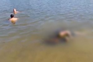 Şok görüntü! Cesedin yanında yüzmeye devam ettiler
