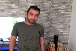 Gürültüye dayanamayıp baba ve oğlunu bıçakladı!