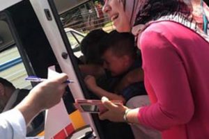 Haciz memurları çocukları götürmeye kalkınca...