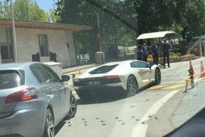 Kenan Sofuoğlu Meclis'e Lamborghini ile gitti