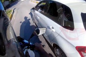 Emniyetten motosiklete çarpan sürücüye ders