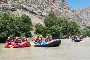 Zap suyunda rafting coşkusu