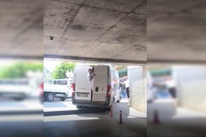 Minibüsü sıkışmaktan vatandaşlar kurtardı