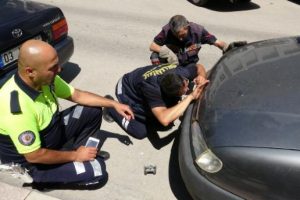 Aracın motorunda sıkışan kedi kurtarıldı