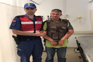 3 kişiyi öldüren şahsı ailesi teslim etti