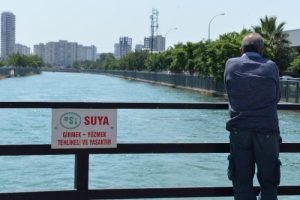 Uyarı levhalarını dinlemedi akıntıda kayboldu