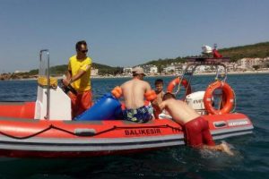 İtfaiyesi ekibi, baba ve oğlunu boğulmaktan kurtardı
