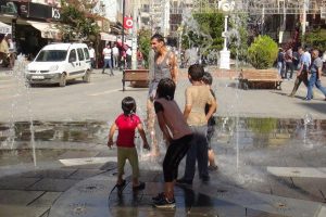 Çocuklar süs havuzlarında serinliyor