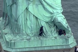 Özgürlük Heykelinin tepesinde Trump protestosu