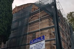 Bursa'da 500 yıllık caminin restorasyonu sırasında mezar taşlarına zarar verildi
