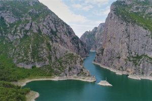 Türkiye'nin ikinci büyüğü turistlerin gözdesi oldu